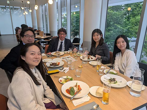 David Sanker having lunch with a group from Science Tokyo.